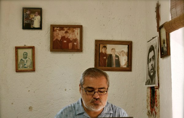 Raúl Lugo en su estudio.